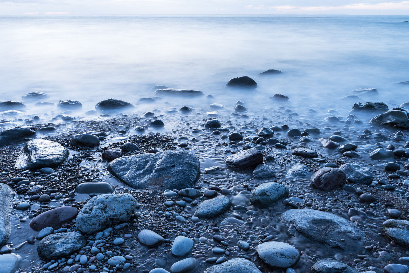 Een keienstrand - foto met lage sluitertijd. © Sandy Spaenhoven