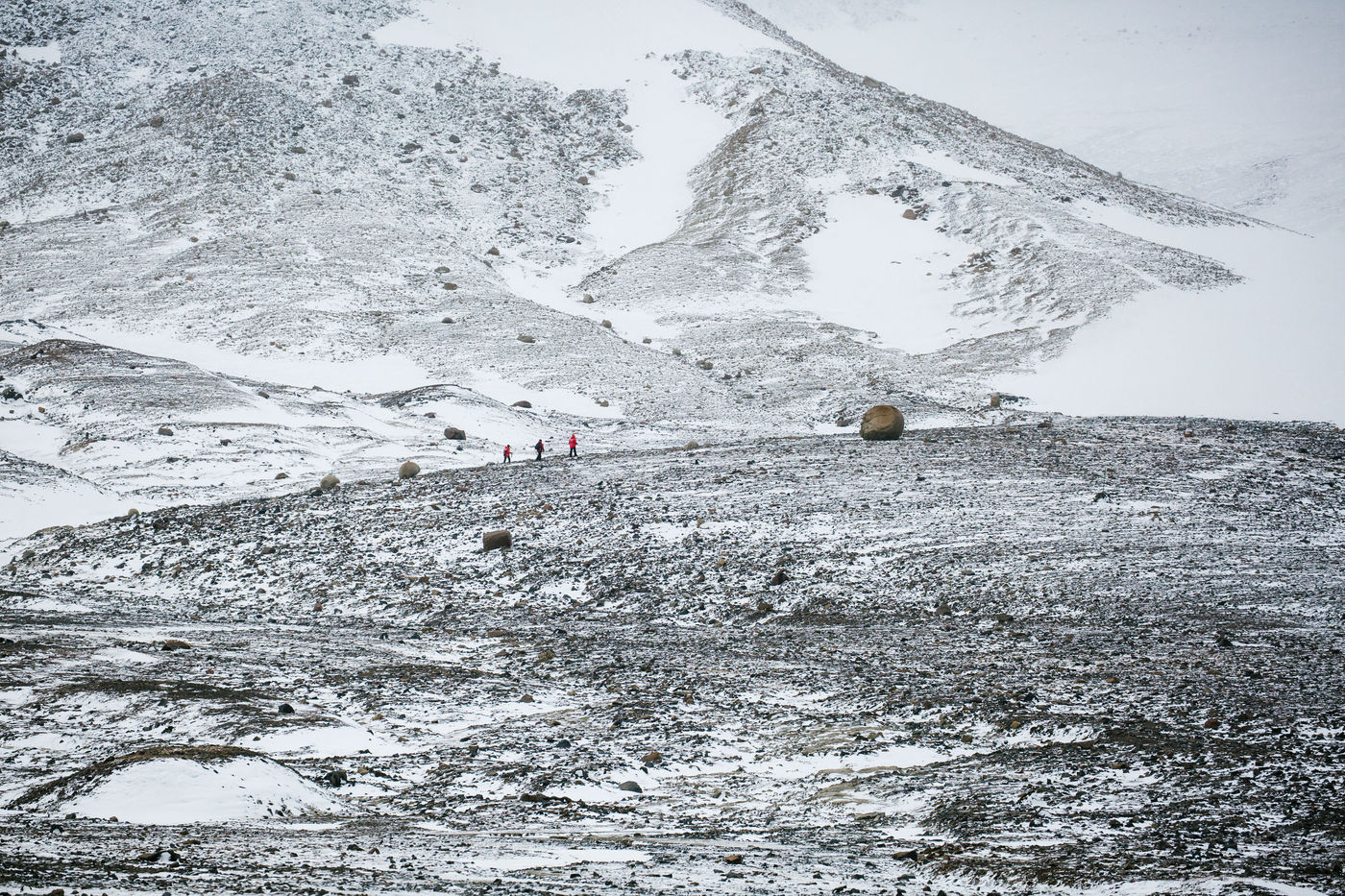 Nederig zijn in het dramatische landschap. © John Bozinov