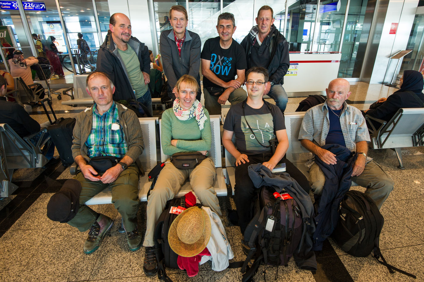 Groepsfoto op de luchthaven. © Billy Herman