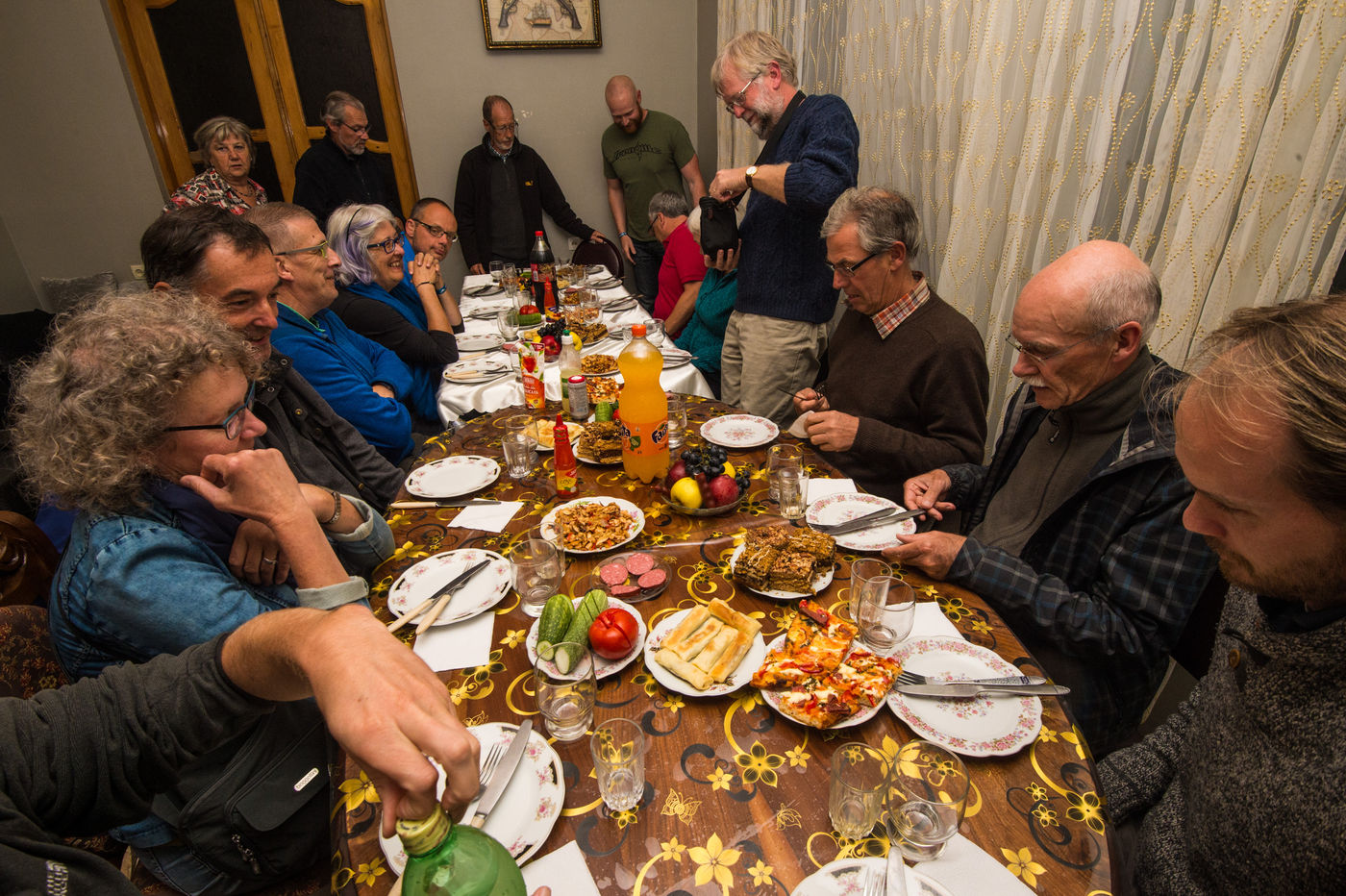 Gezellig rond de tafel na een dag vol avonturen. © Billy Herman