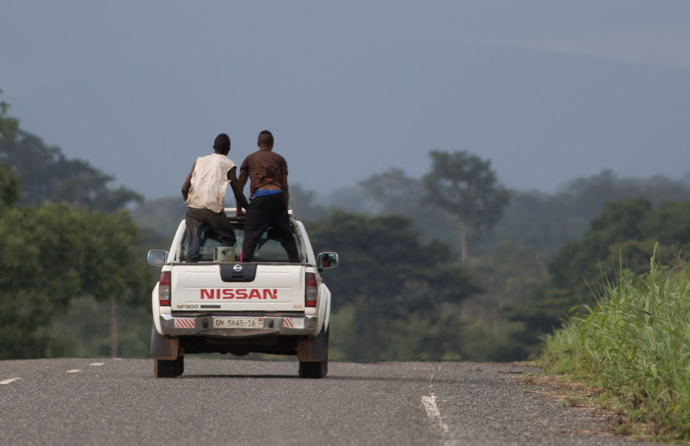 Enkele locals op weg naar het werk. © Joachim Bertrands