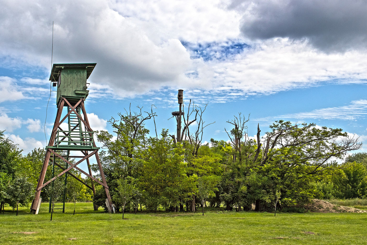Een uitkijktoren op de poesta. © Rudi Debruyne