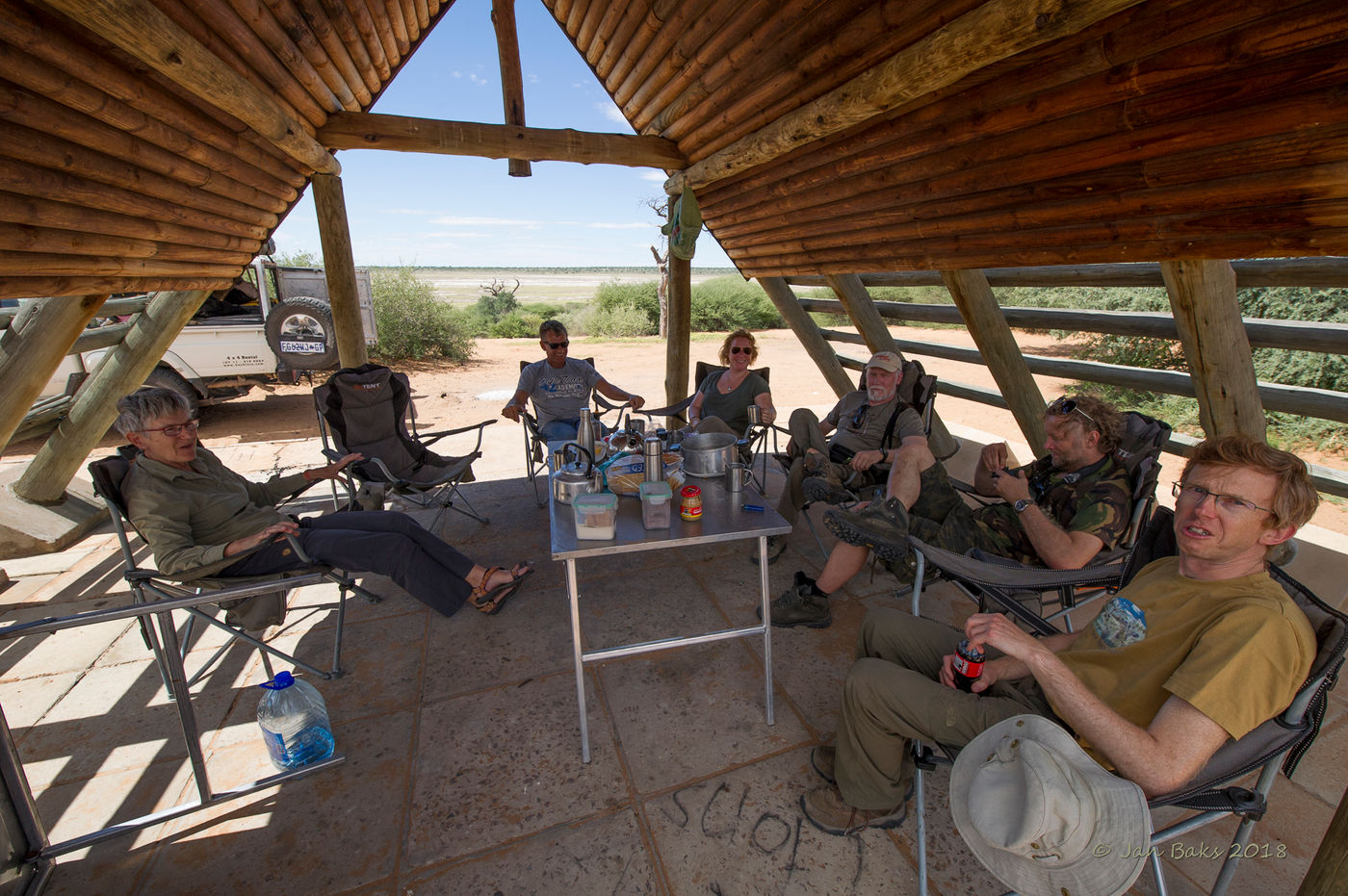 Kris M. ontspant tijdens een lunch in de Kalahari © Jan Baks