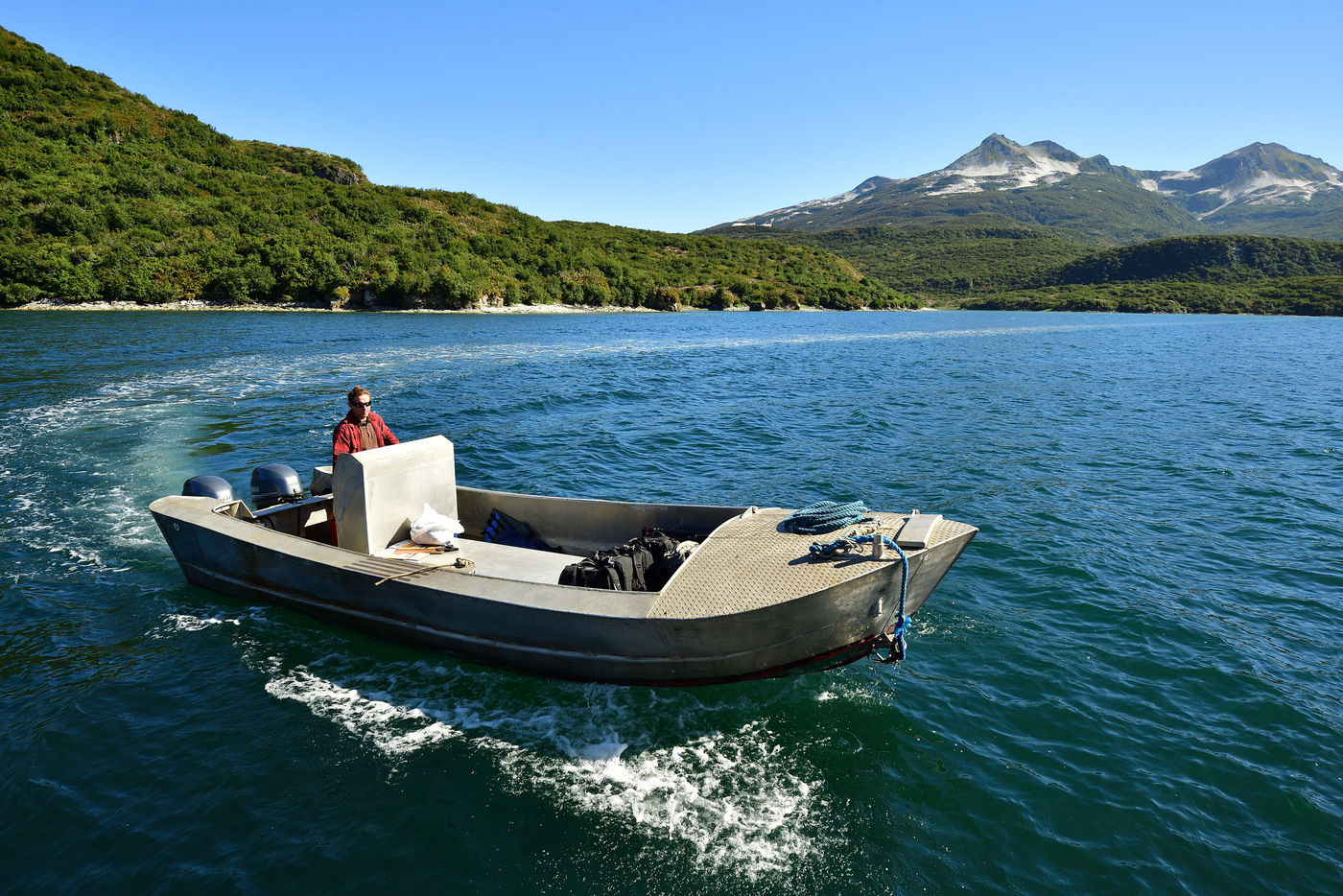 Katmai_Yves-Adams_USA-Alaska_2016_foto-photo_STARLING_reizen-tours_AY3-3824-20160830-4032 Onze schipper en het landschap van Katmai. © Yves Adams