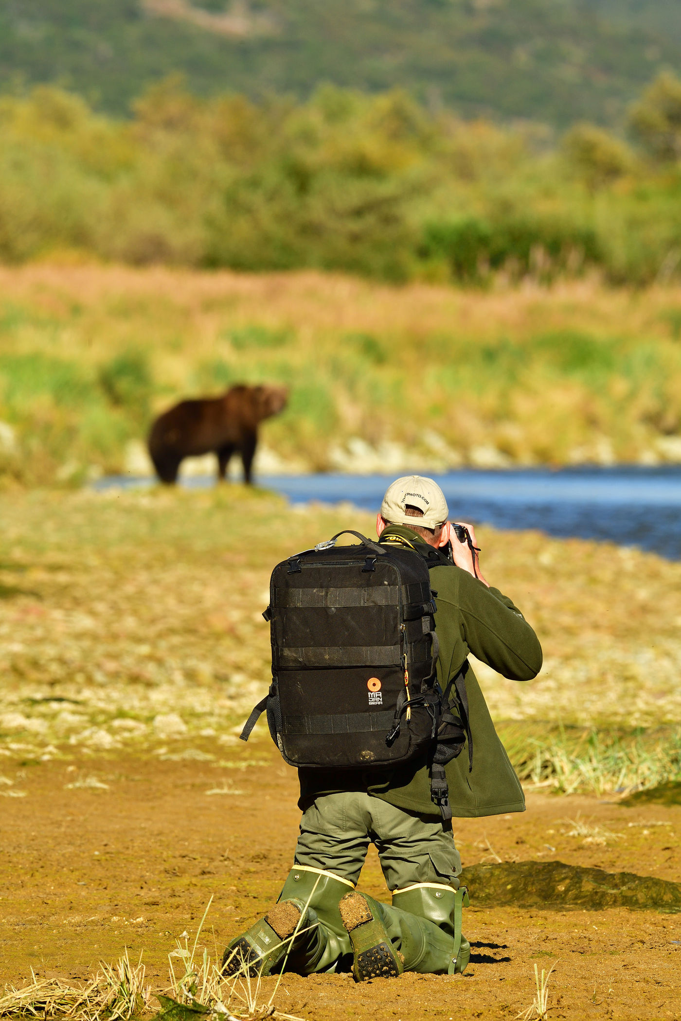 Katmai_Yves-Adams_USA-Alaska_2016_foto-photo_STARLING_reizen-tours_AY3-3895-20160831-4042 Fotograaf in actie bij een beer. © Yves Adams