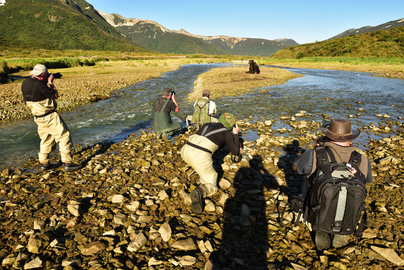 Katmai_Yves-Adams_USA-Alaska_2016_foto-photo_STARLING_reizen-tours_Y84-0007-20160901-4048 Een beer zit op een eilandje in de rivier. © Yves Adams