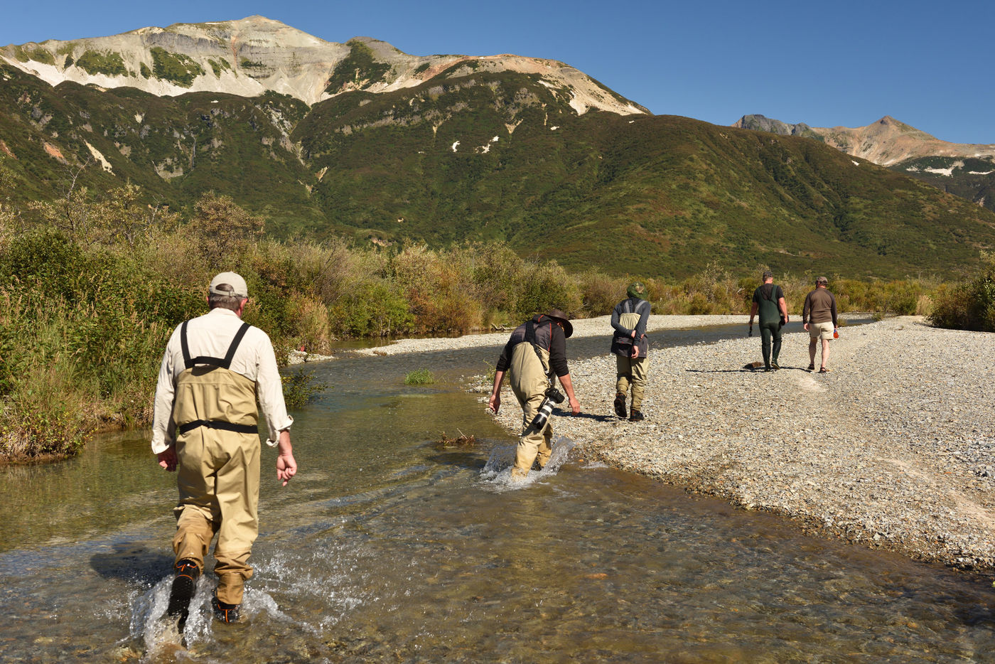 Katmai_Yves-Adams_USA-Alaska_2016_foto-photo_STARLING_reizen-tours_Y84-1191-20160902-4053 Deelnemers op weg naar het veldstation. © Yves Adams