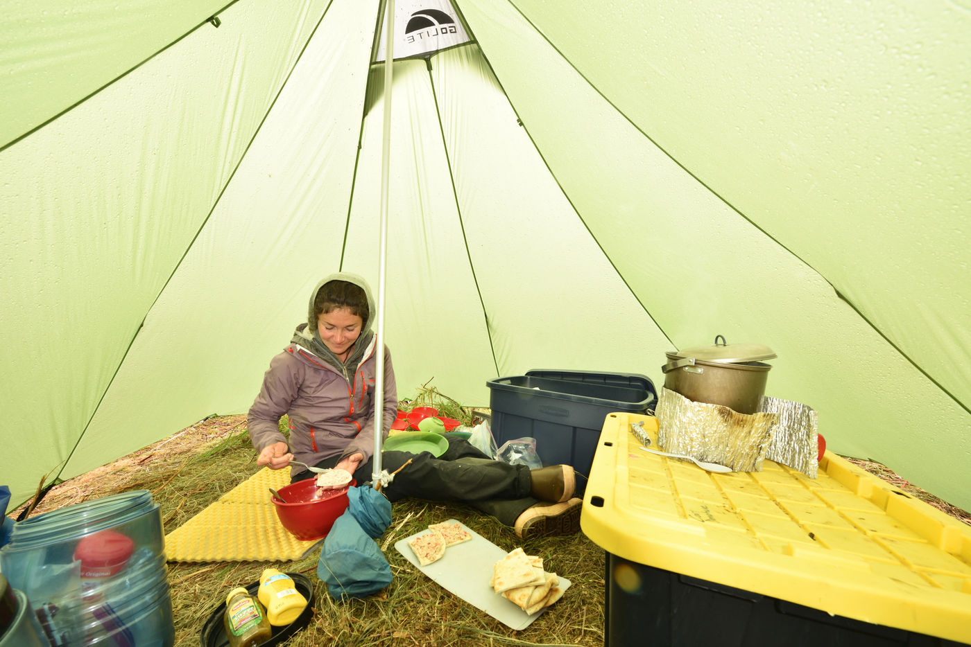 Katmai_Yves-Adams_USA-Alaska_2016_foto-photo_STARLING_reizen-tours_Y84-2804-20160903-4073 Het veldstation is best comfortabel. © Yves Adams