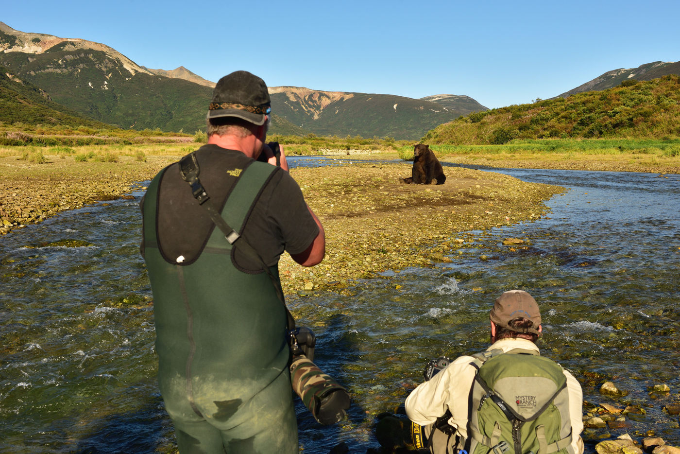Katmai_Yves-Adams_USA-Alaska_2016_foto-photo_STARLING_reizen-tours_Y84-9999-20160901-4104 Fotografen in actie bij de grizzly. © Yves Adams