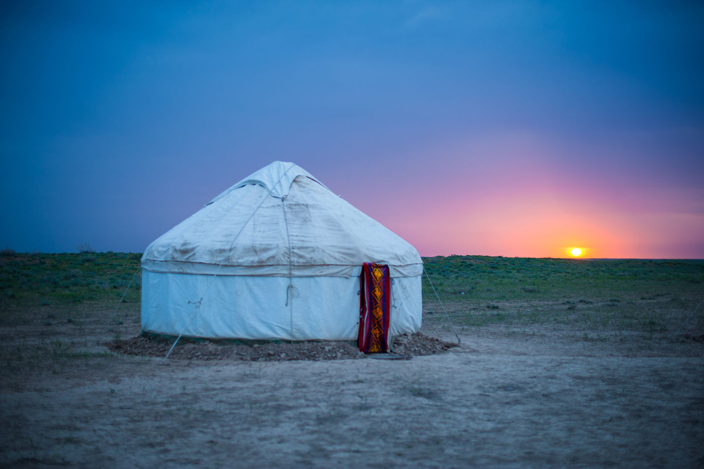 Een traditionele yurt, de oeroude manier van wonen op de steppe. © Machiel Valkenburg