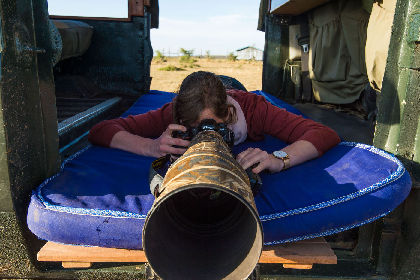De matras achteraan in de jeep is comfortabel. Het standpunt zorgt voor unieke beelden. Mits goeie afspraken is het mogelijk met twee fotografen hier op plaats te nemen. © Billy Herman
