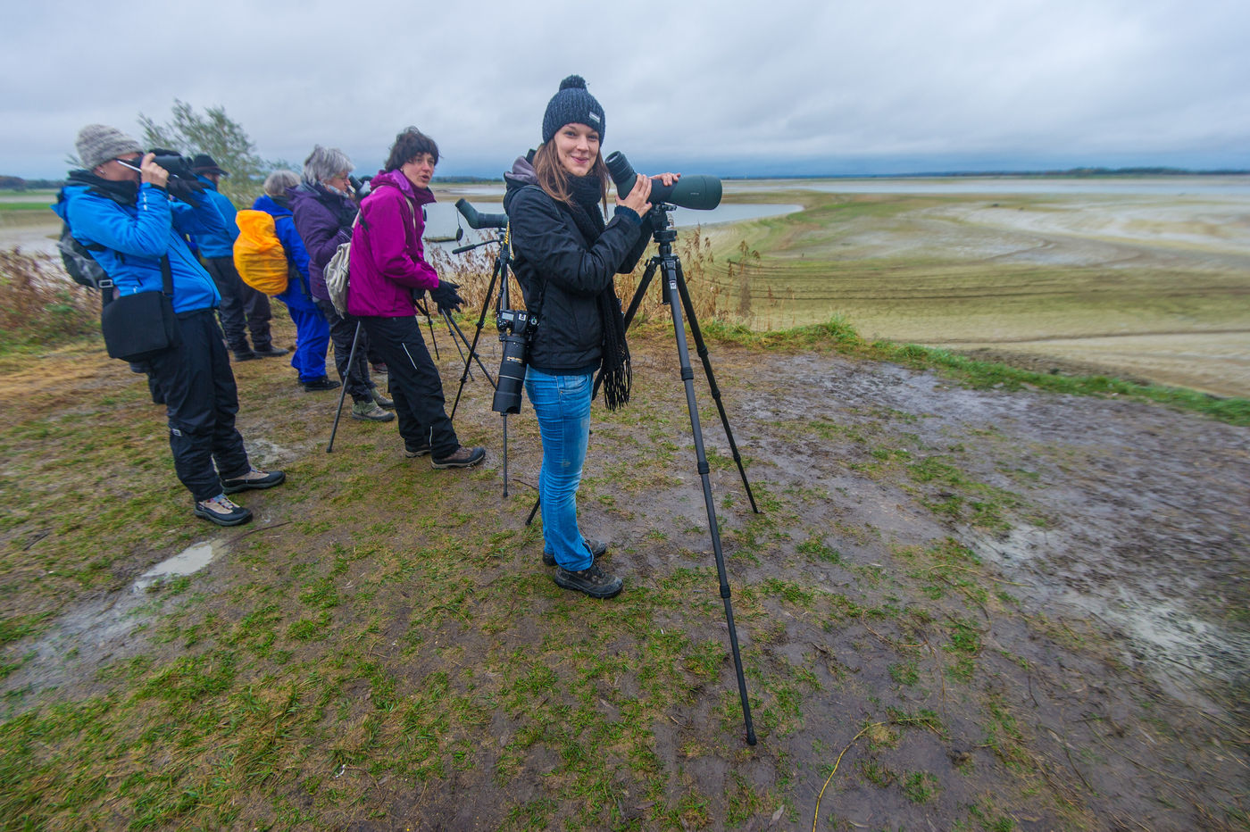 De groep kijkt uit over het meer. © Billy Herman