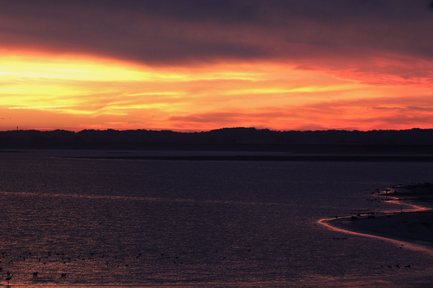 Het meer baadt in het warme avondlicht. © Noé Terorde