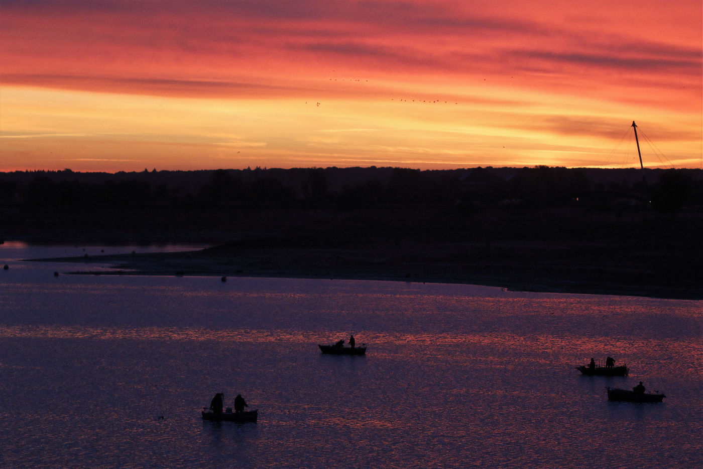 Een sfeerbeeld van het meer tijdens het vallen van de avond. © Noé Terorde