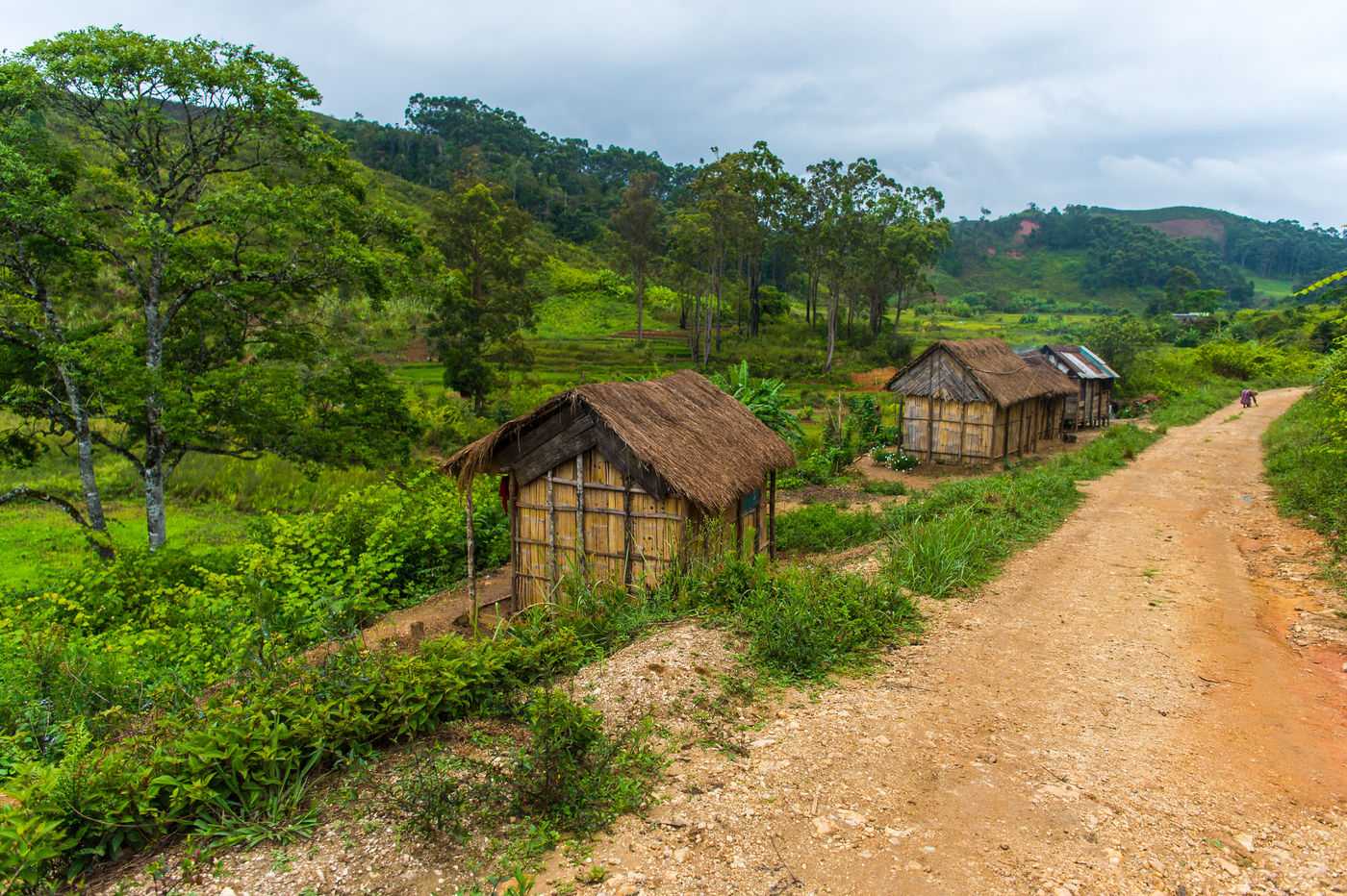 Notre route serpente entre les petites habitations. © Billy Herman