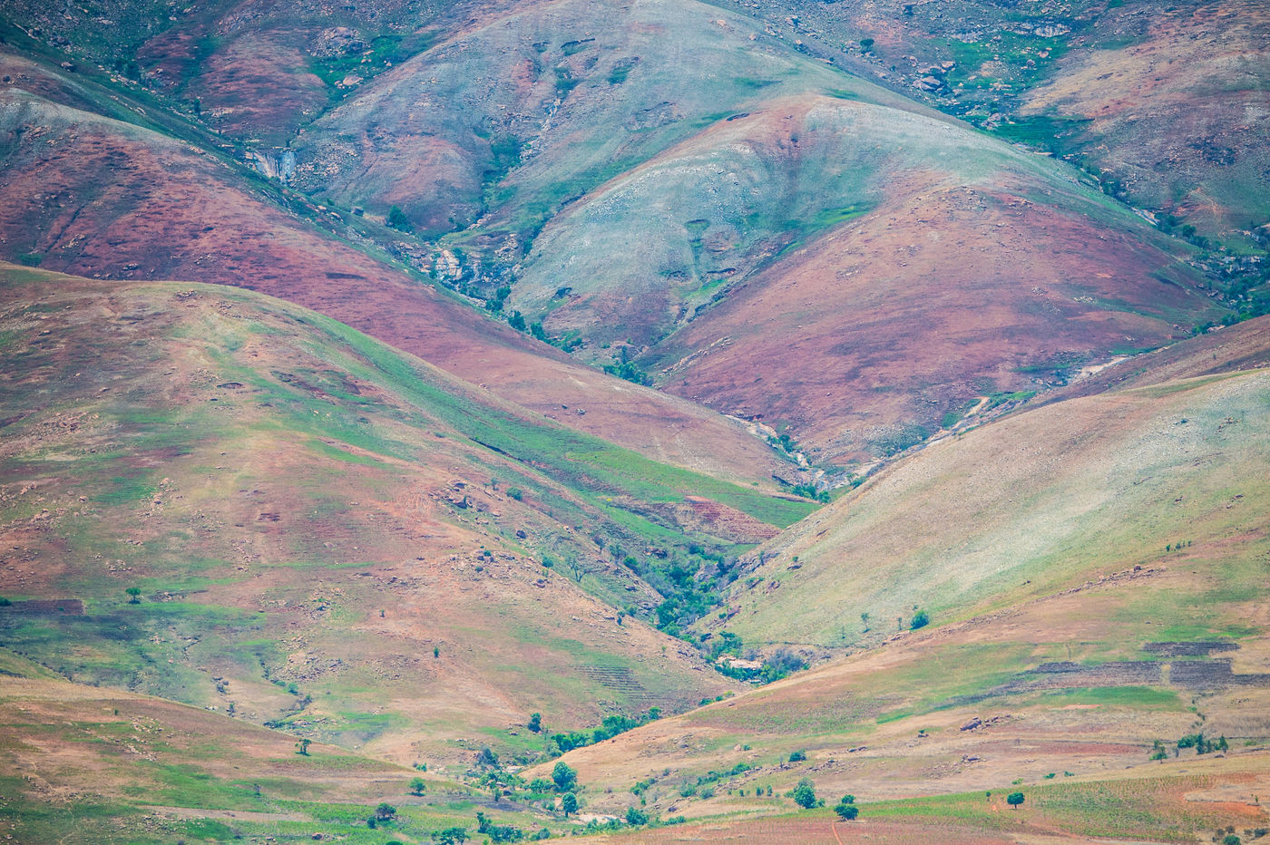 Les collines colorées de Madagascar. © Billy Herman