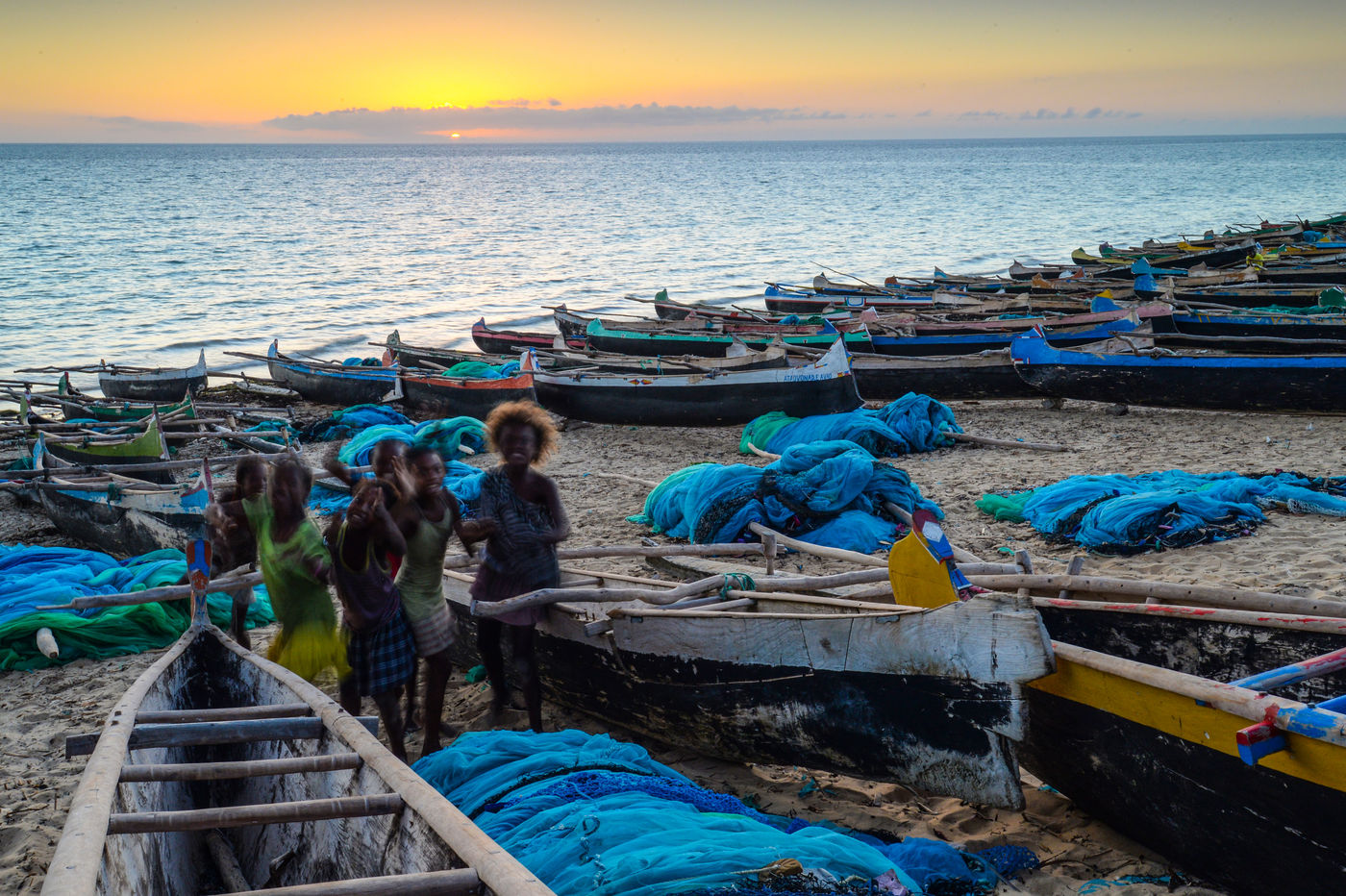 Les jeunes aiment rester sur la plage le soir. © Billy Herman