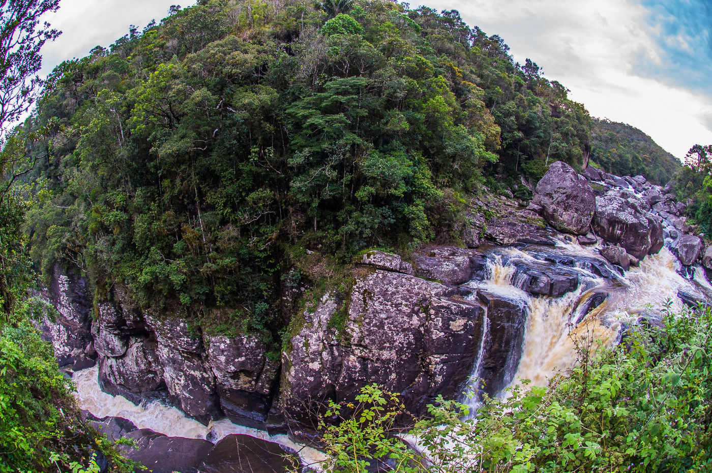 Un paysage des hauteurs de Madagascar. © Billy Herman