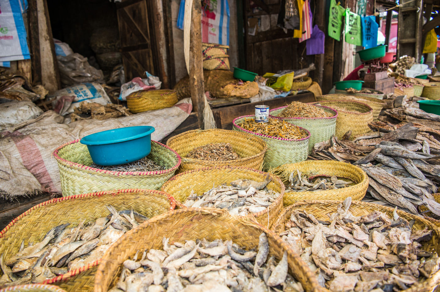 Le poisson séché se trouve fréquemment sur les marchés. © Billy Herman