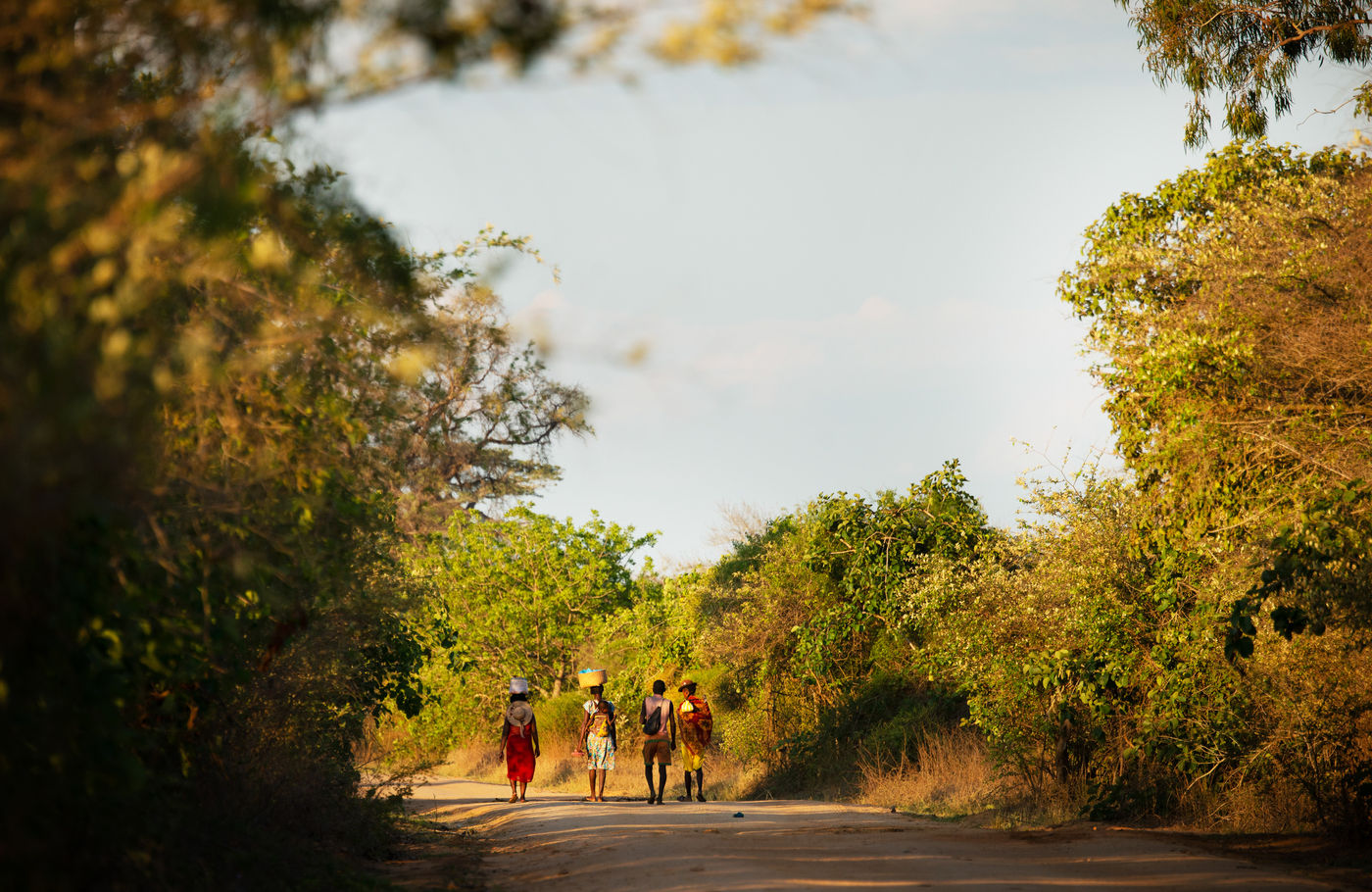 Locals op weg naar het dorp. © Samuel De Rycke