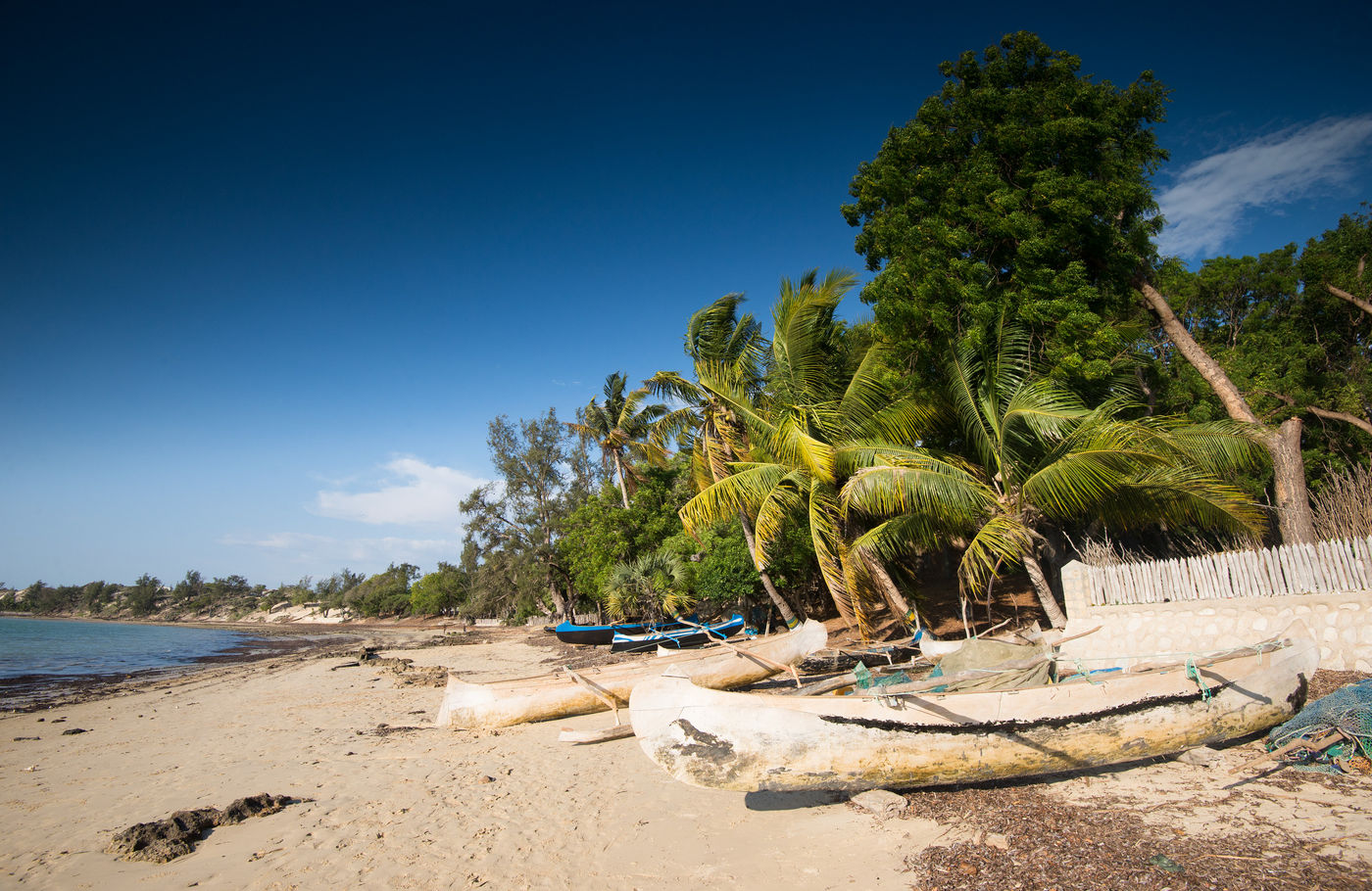 De longues pirogues taillées se trouvent sur la plage après la séance de pêche matinale. © Samuel De Rycke