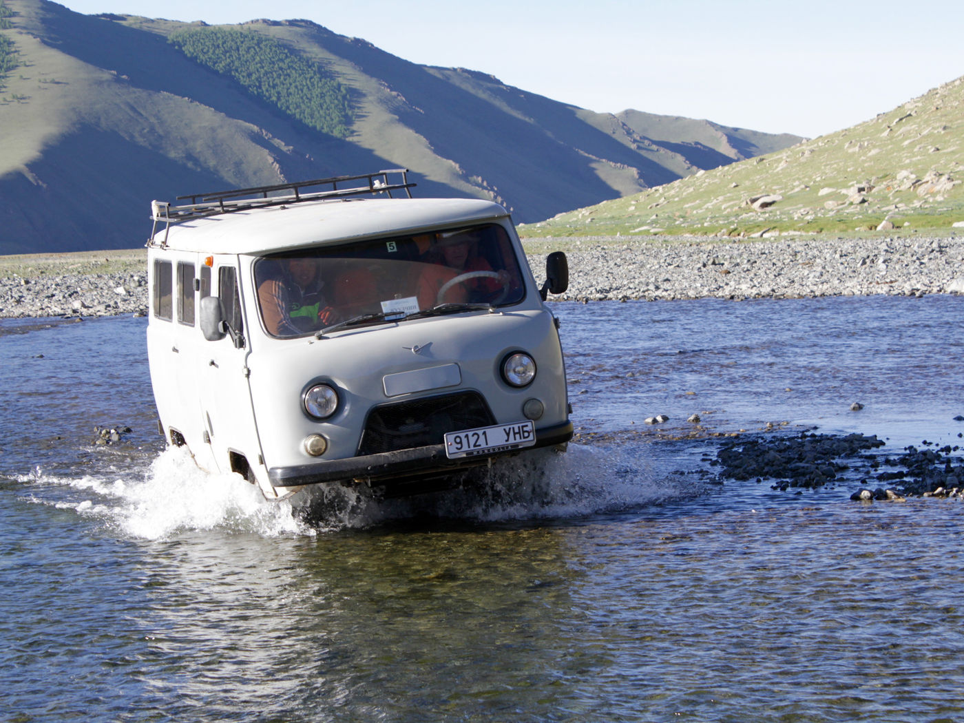 Straight through the river! © Geert Beckers