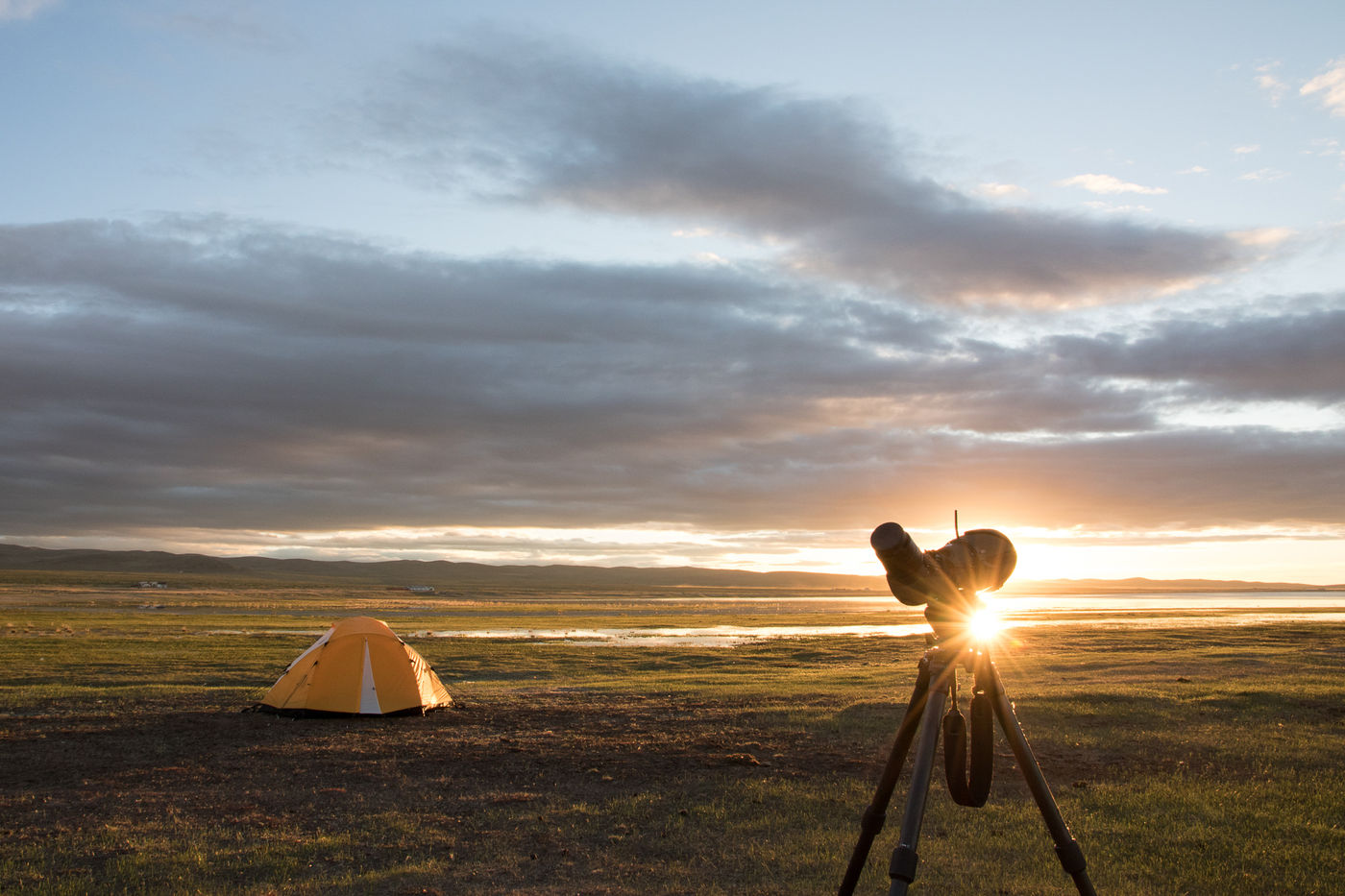 Scoping for birds on a steppe lake, right from our campsite © Johannes Jansen