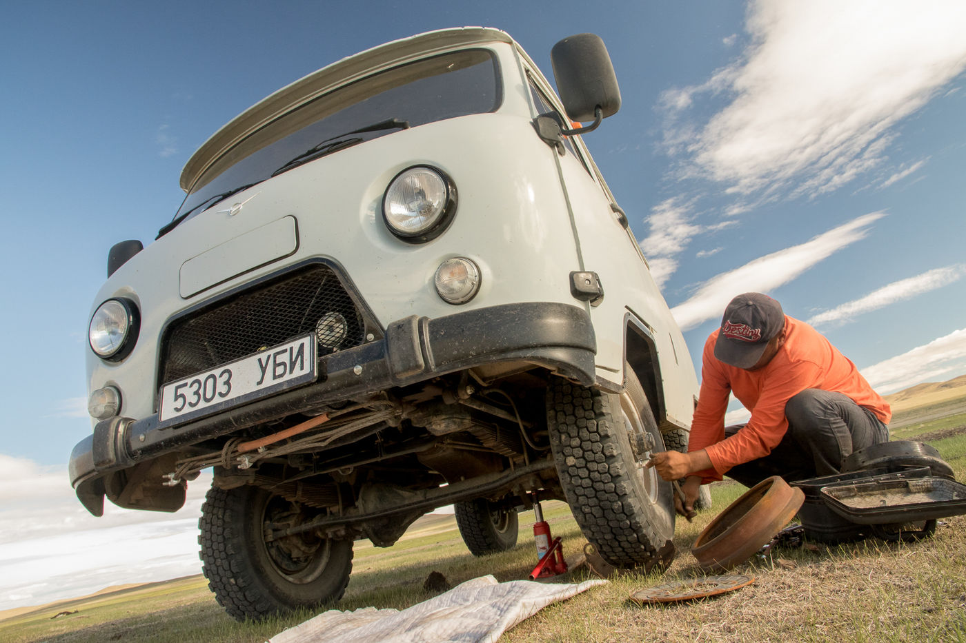 Dagelijks onderhoud van de Ural minibus! © Johannes Jansen