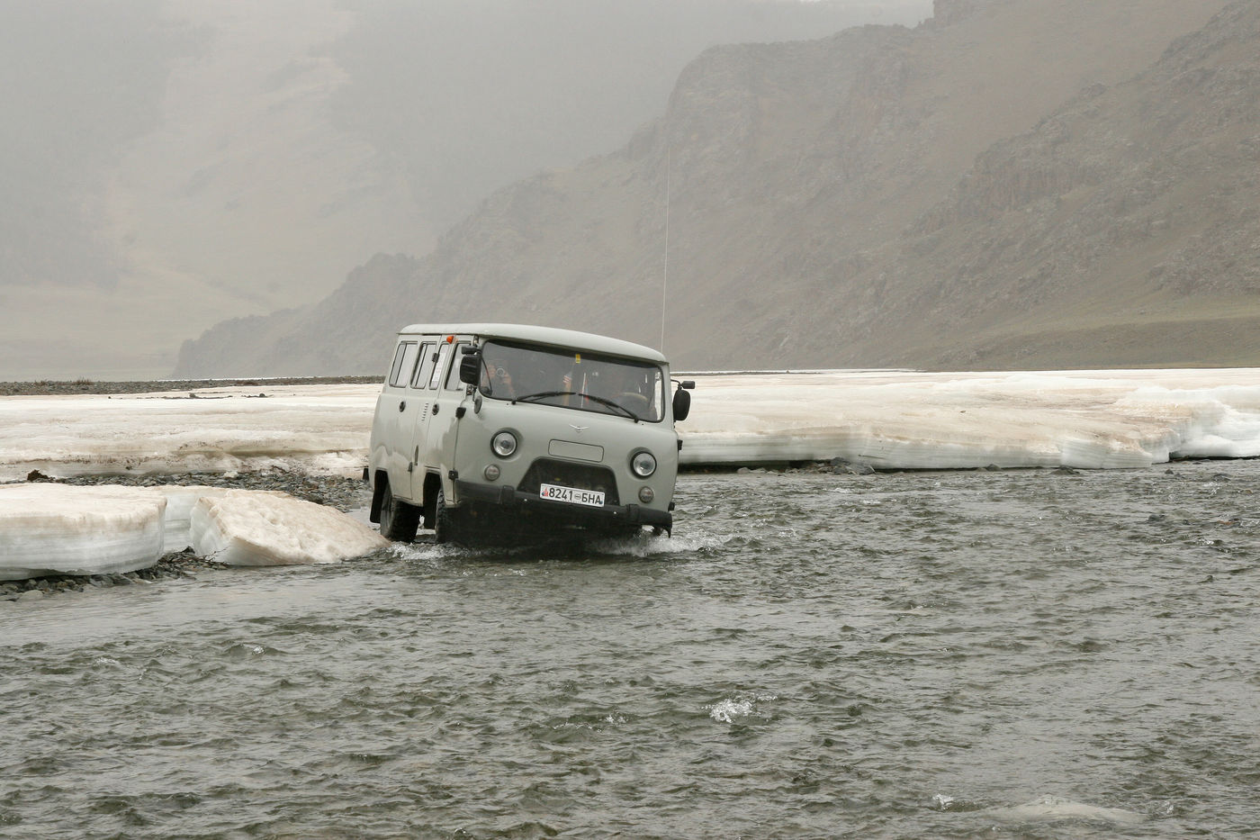 Zelfs een kolkende rivier is voor deze Lada haalbaar. © Maarten Jacobs