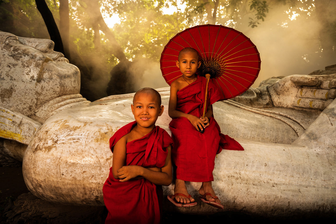 Twee jonge monniken in traditionele klederdracht. © Thierry Vanhuysse