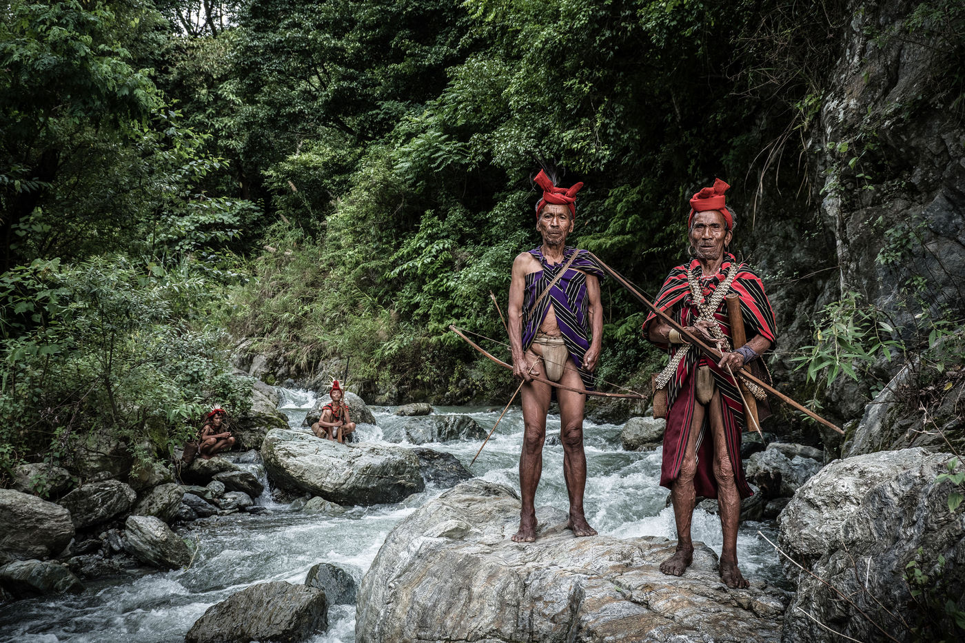 Een groep jagers nabij een rivier in de jungle. © Thierry Vanhuysse