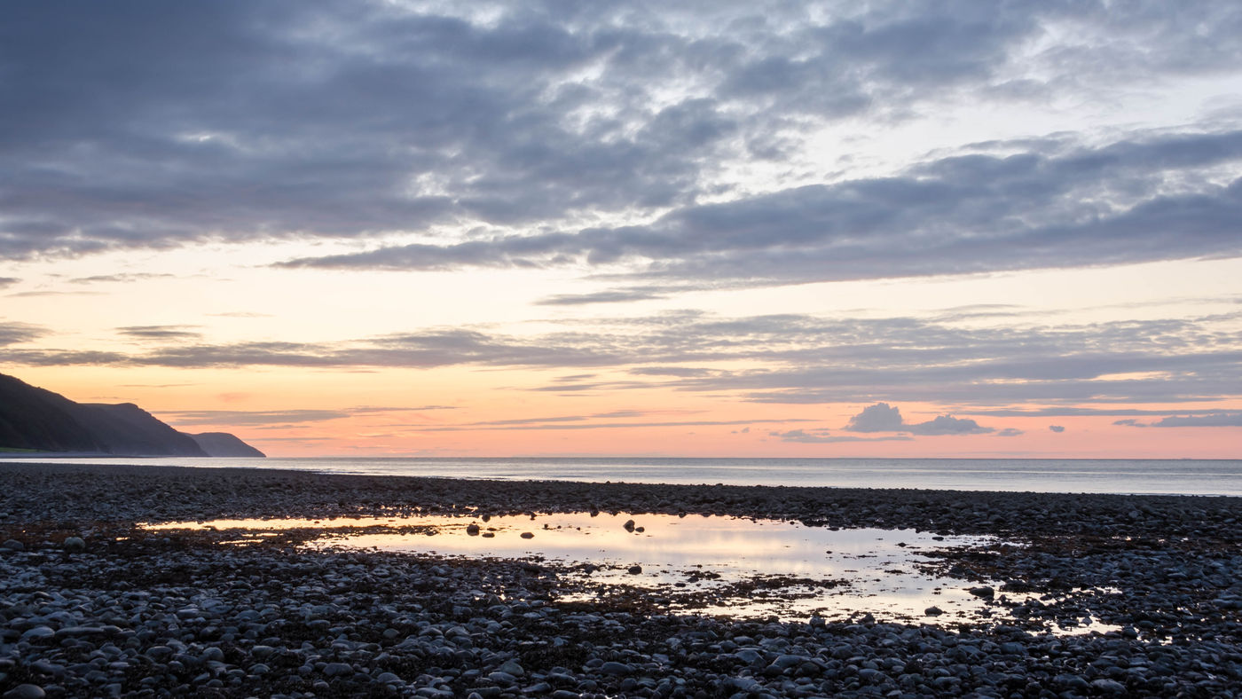 Zonsondergang op het keienstrand. © Hans Debruyne