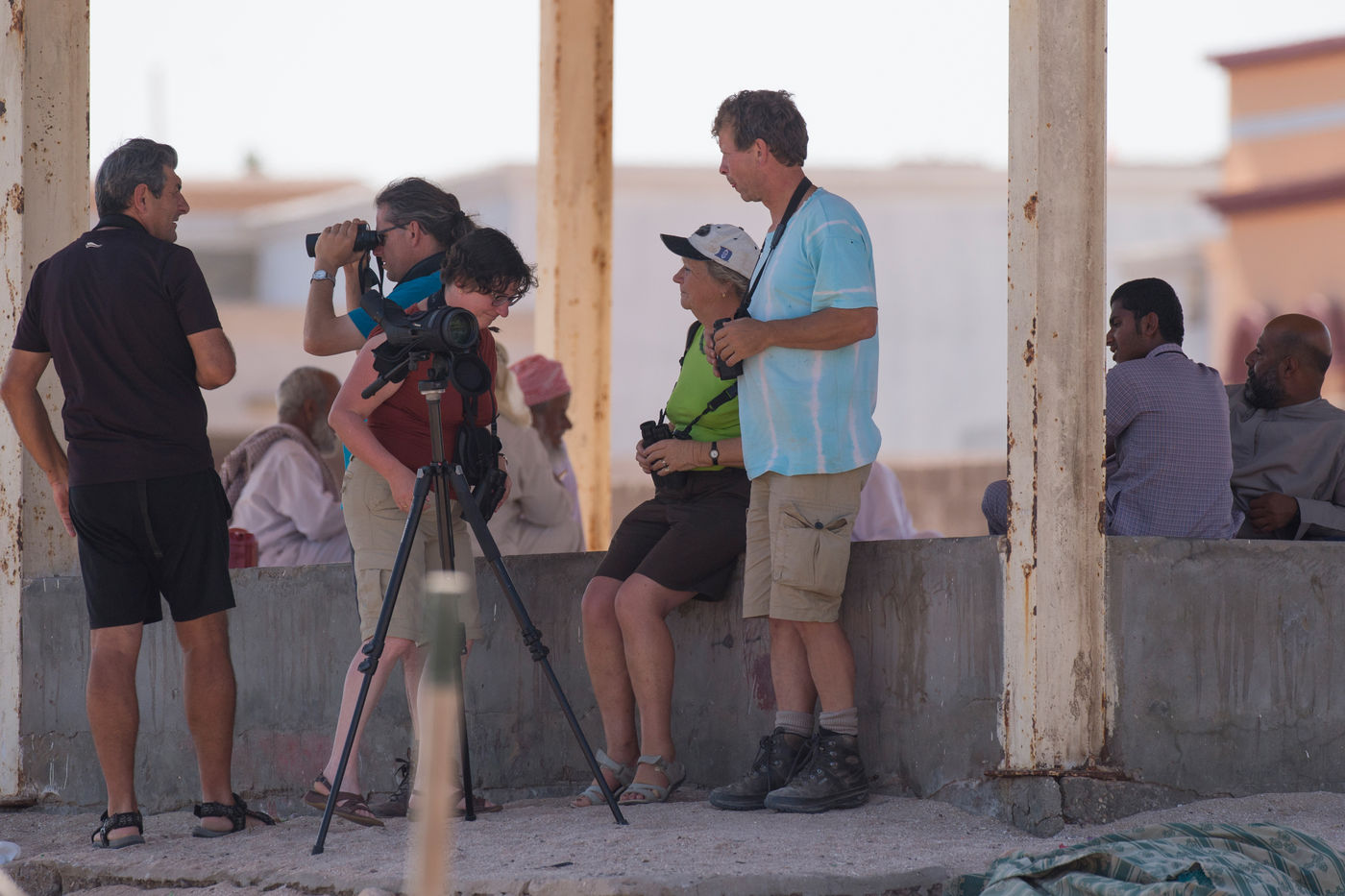 Quand locaux et touristes se rencontrent. © Benny Cottele