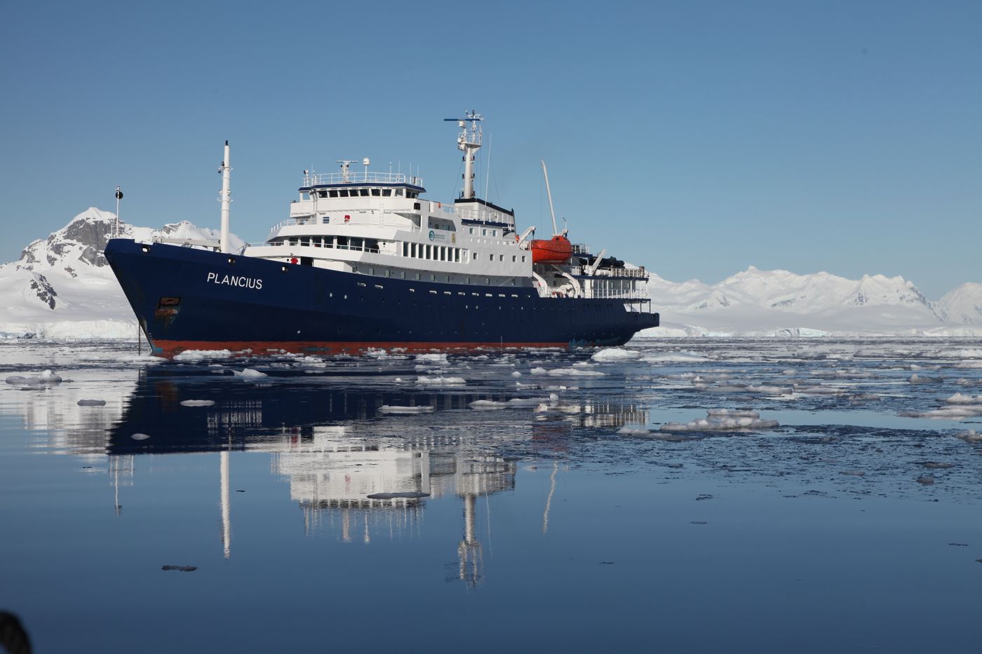 The Plancius amidst the sea ice. © Oceanwide Expeditions / STARLING reizen