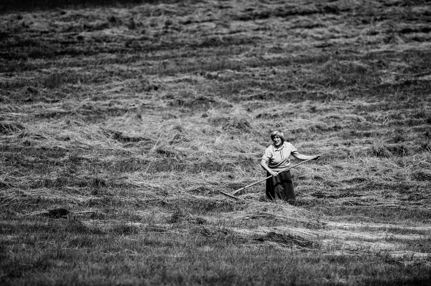 Photo en noir et blanc d'une agricultrice local