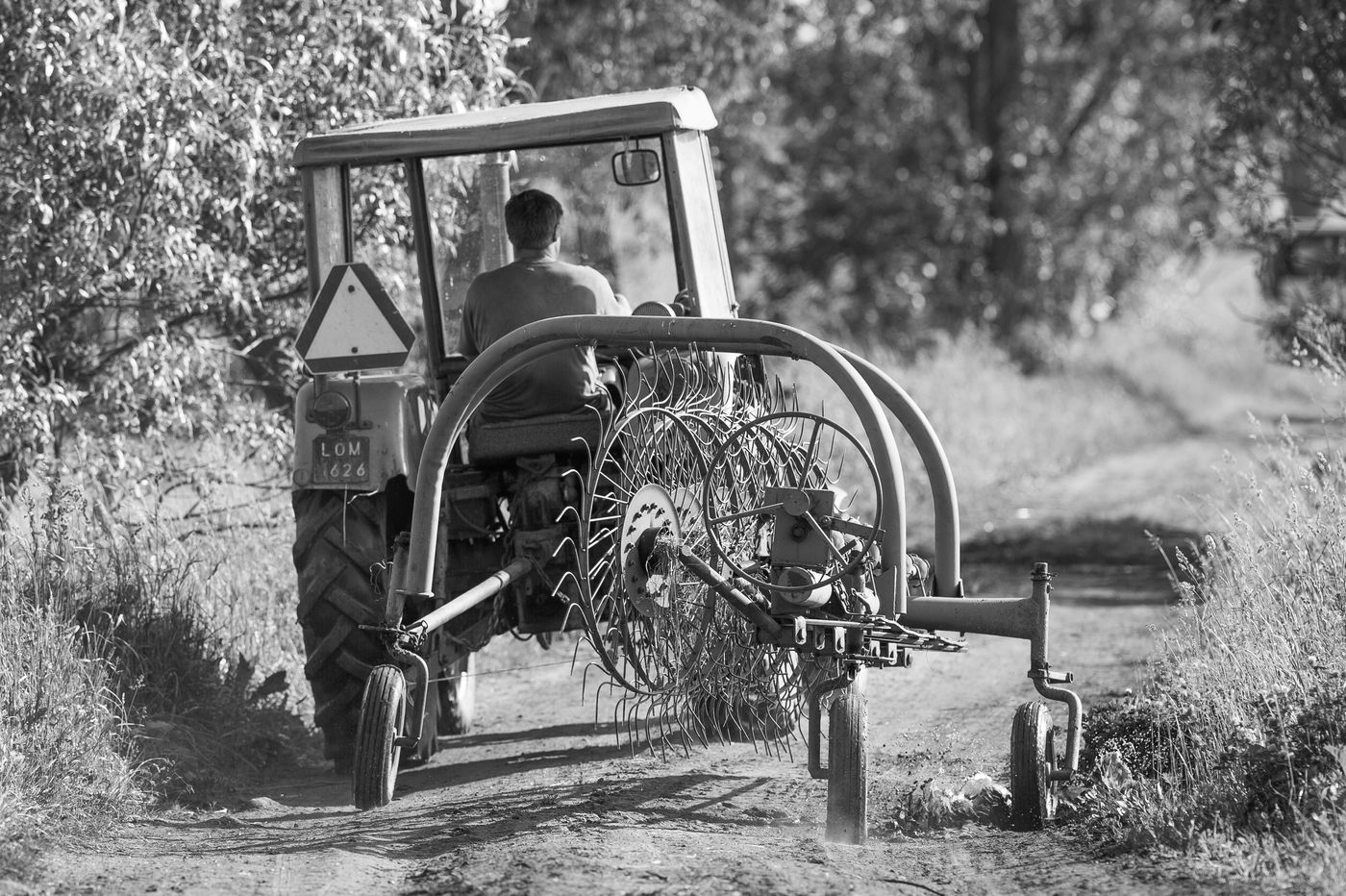 Photo en noir et blanc d'un agriculteur local 