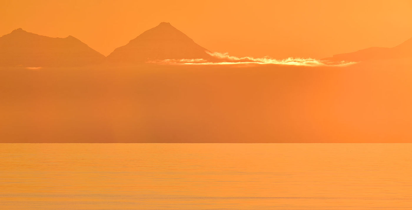 Scoresby Sund tijdens de avond met tegenlicht. © Yves Adams