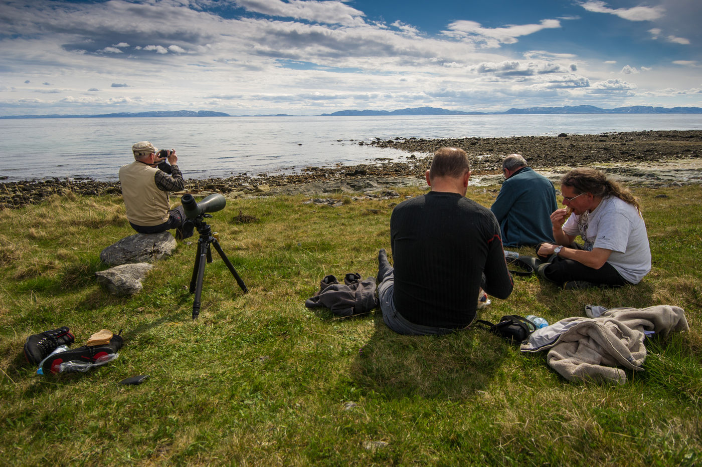 Picknicken en ondertussen zoeken naar geelsnavelduikers. © Billy Herman