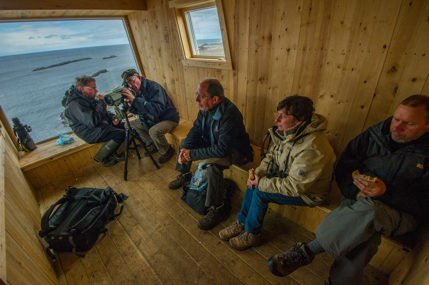 Vanuit een van de comfortabele zithutten zoeken we naar die ene koningseider. © Billy Herman