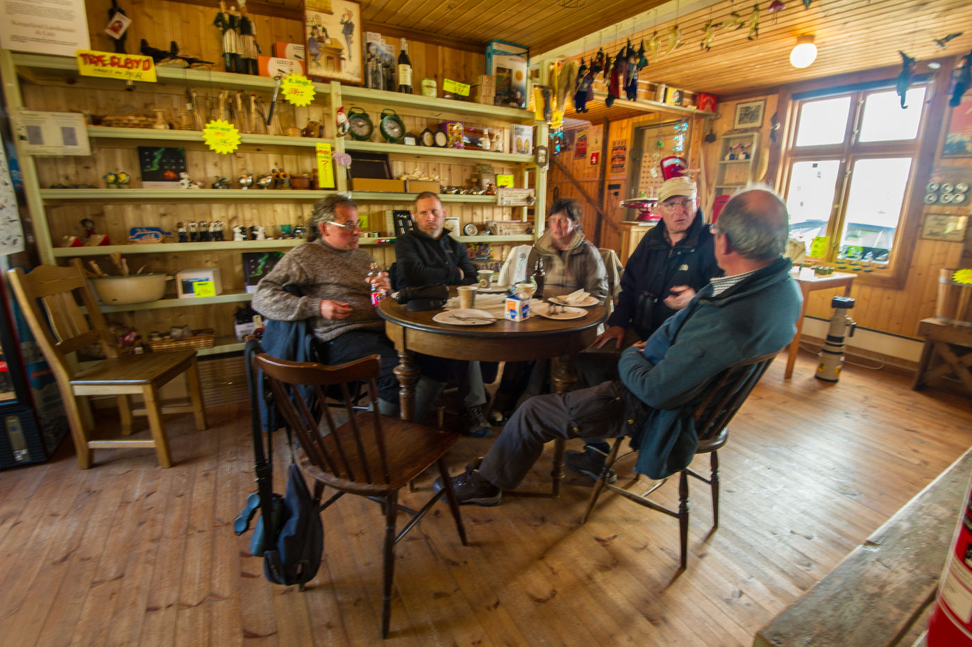 Een lokaal koffiehuisje doet dienst om even op te warmen. © Billy Herman