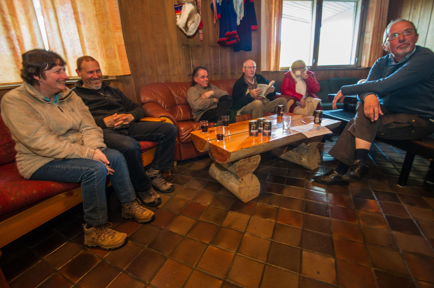 De groep keuvelt na een lange dag in de Scandinavische taiga! © Billy Herman