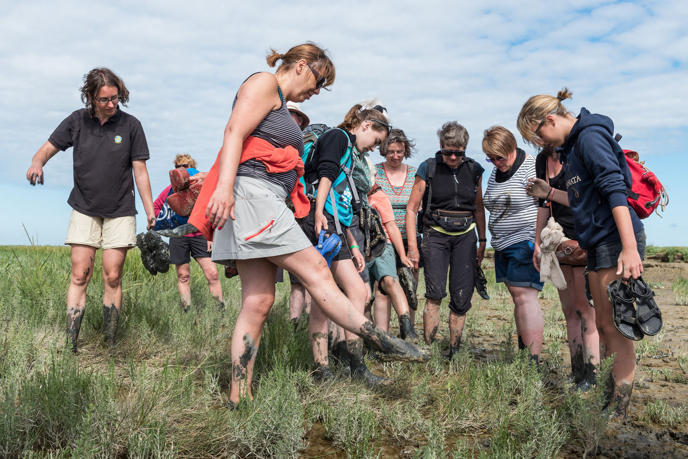 De groep geniet van een modderige wandeling. © Sandy Spaenhoven