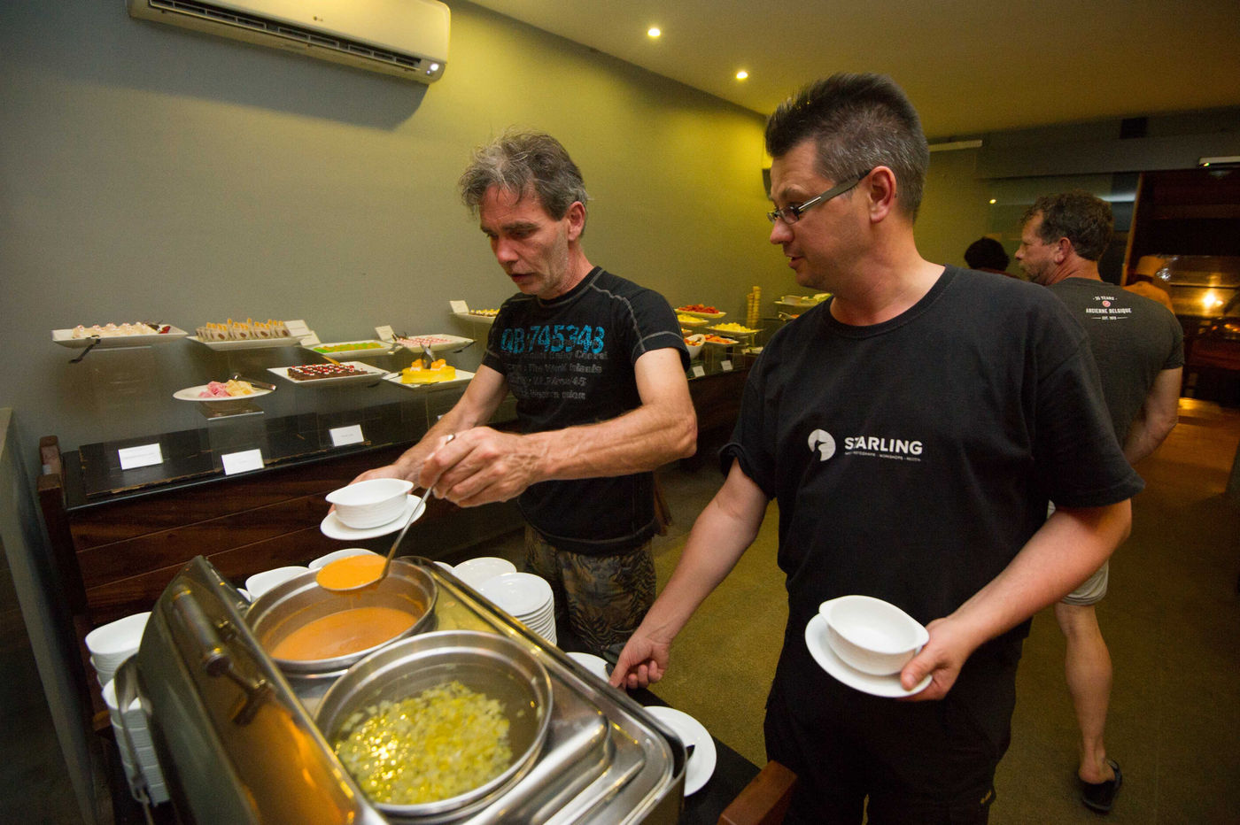 Aanschuiven aan het buffet, voorzien van tal van lokale gerechten. © Billy Herman