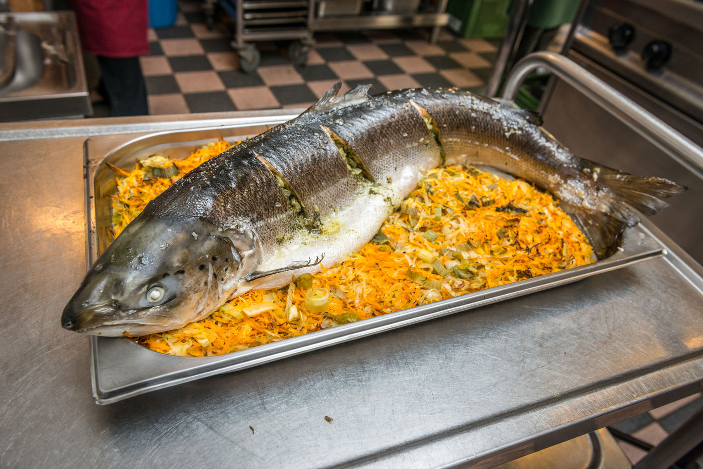 Een volledige zalm, dat gaat smaken! © Kenny Kenners