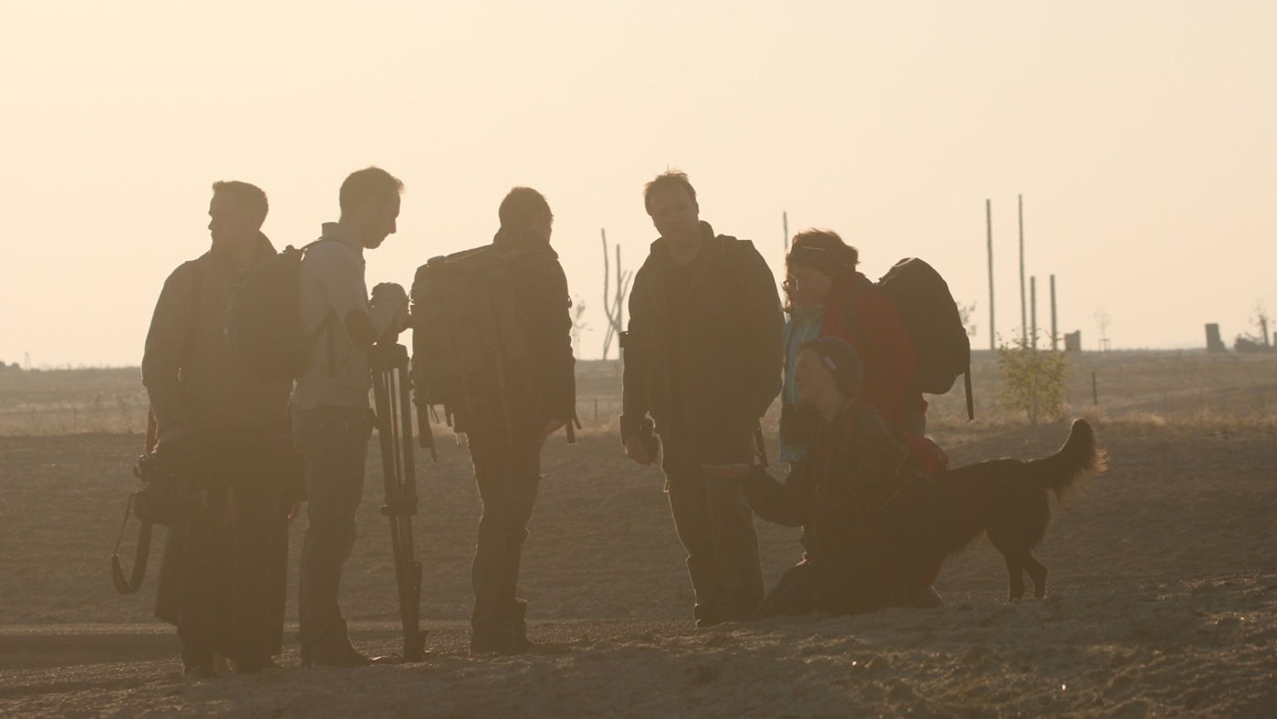 De groep luistert naar uitleg over het analyseren van wolvensporen. © Stephan Kaasche