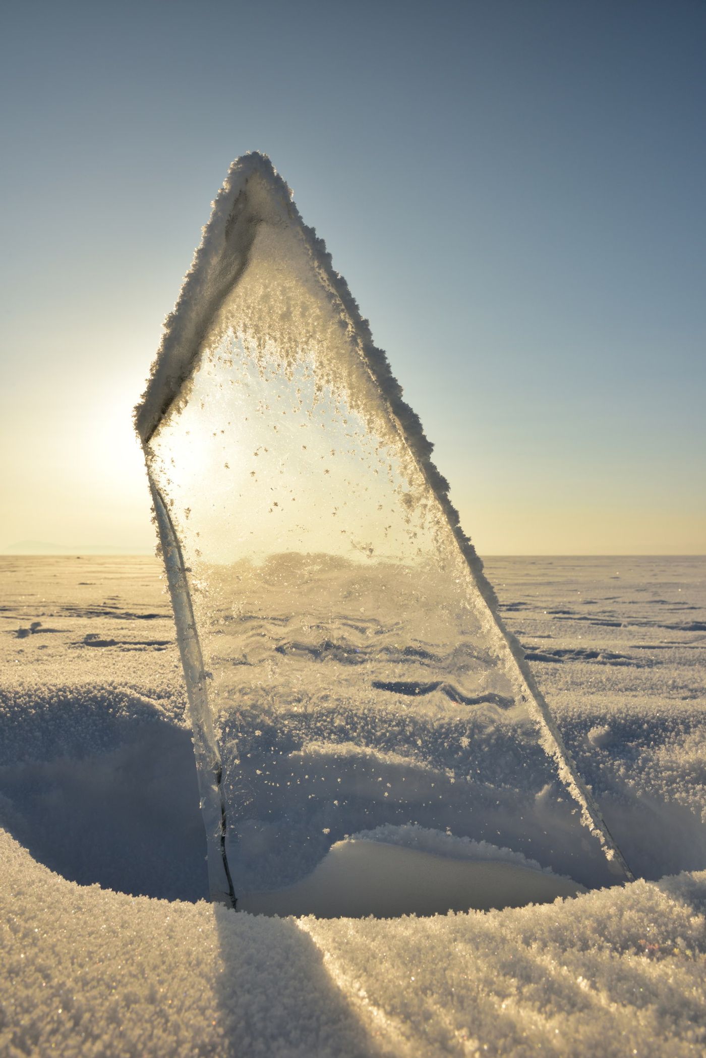 Y84_6692_20170307_1927_Baikal De winterzon door een bril van ijs. © Yves Adams