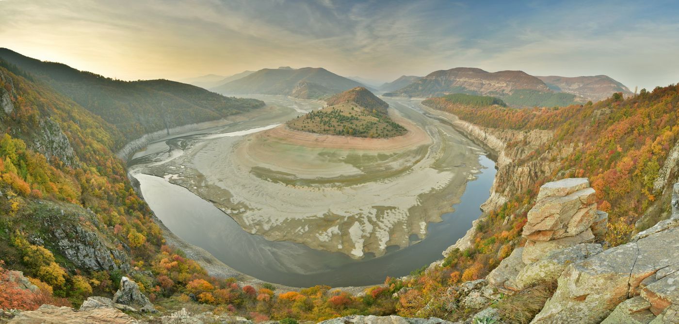 Een riviervallei: panorama van de meanderende Arda. © Yves Adams