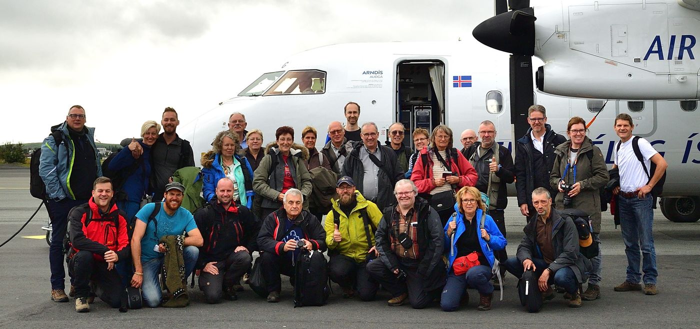 Een groepsfoto met de deelnemers, net aangekomen op de luchthaven in Groenland! © Yves Adams