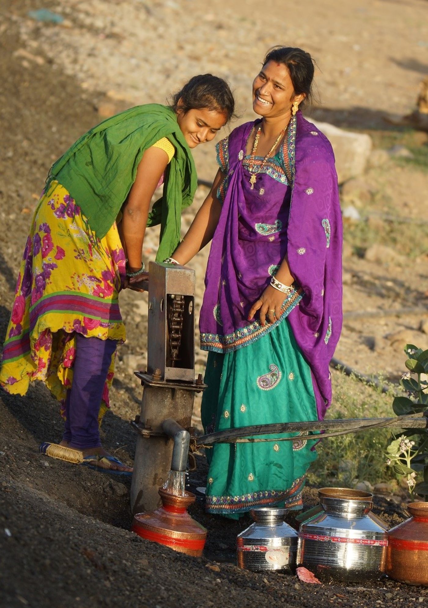 Vrouwen halen water aan de bron. © Janco van Gelderen