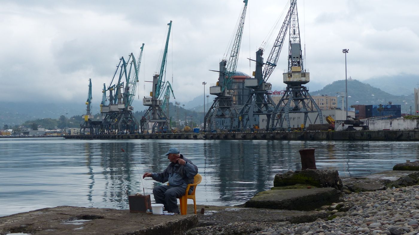 Pêcheur dans le port de Batumi © Jorg Hamann